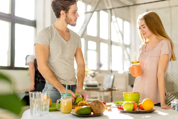 Young husband is looking after his pregnant wife — Stock Photo, Image