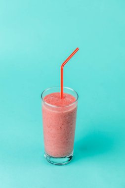 çocuklar için pembe taze içecek