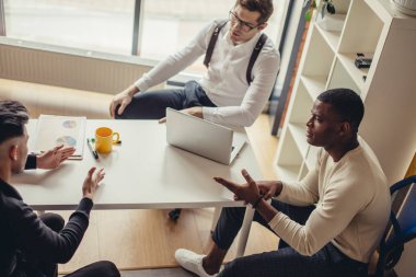 Üstten Görünüm iş adamları konferans sırasında araçları kullanma