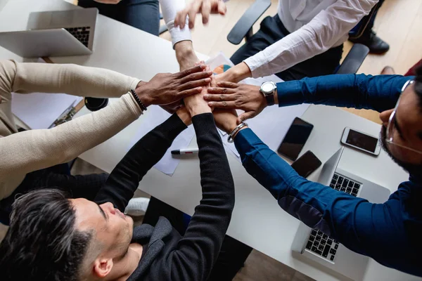 La gente de negocios se une durante su reunión —  Fotos de Stock