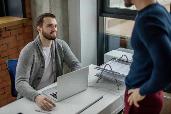 Vraagt om professioneel advies. Onderliggende praten met head chef in office — Stockfoto