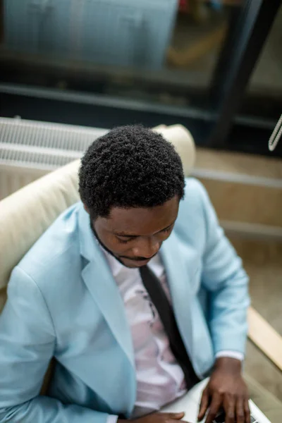 Αφρικανικός Αμερικανός επιχειρηματίας σε ένα επαγγελματικό κοστούμι που εργάζονται για το laptop — Φωτογραφία Αρχείου
