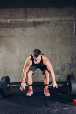 yakışıklı güçlü atlet bir halter kaldırmak için gidiyor