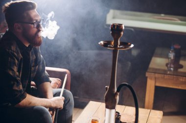 Bir şey onun ağız düşünmekten duman ile muhteşem çocuğun