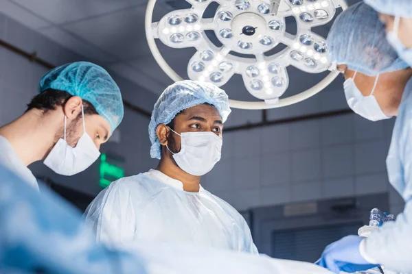 Pre oxigenación para anestesia general. Equipo de cirugía — Foto de Stock