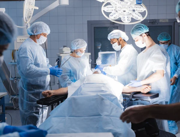 Medical Team Performing Surgical Operation in Bright Modern Operating Room — Stock Photo, Image