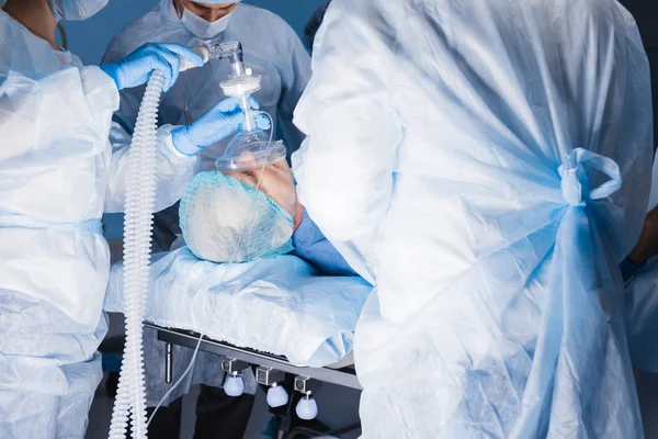 麻醉师小组为病人在手术室做手术作准备 — 图库照片