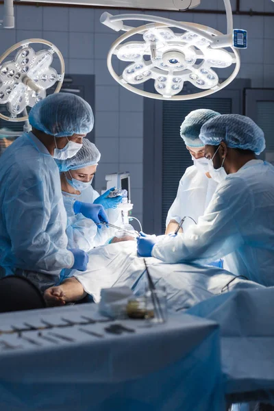 Kirurger utför en komplicerad operation för att rädda ett människoliv på sjukhus — Stockfoto