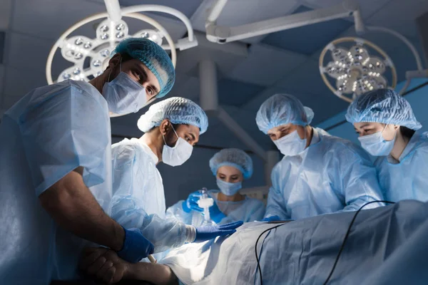 병원에서 인간의 생명을 구하기 위해 복잡 한 작업을 수행 하는 외과 의사 — 스톡 사진