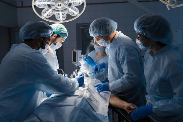 병원에서 수술하는 외과의 팀 — 스톡 사진