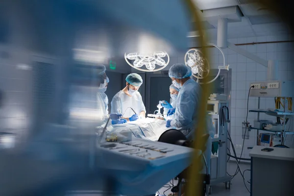 Fundo borrado com o cirurgião da equipe no trabalho na sala de cirurgia — Fotografia de Stock