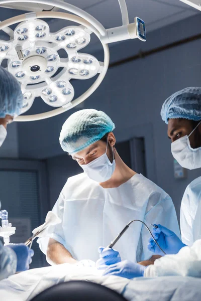Giovane medico, chirurgo con maschera protettiva medica in sala operatoria — Foto Stock