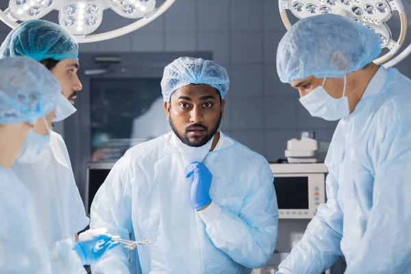Индийский хирург выглядит очень шокированным во время операции — стоковое фото