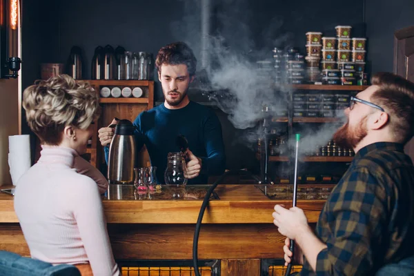 Jovens bonitos barmen fazendo chá — Fotografia de Stock