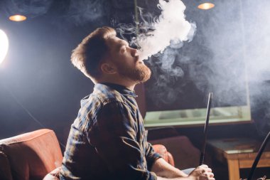 korku veren adam Kapalı gözlerle nargile keyfi