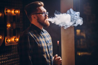 zencefil delikanlı gece kulübü üzerinde asılı