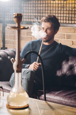Sigara bir alışkanlık haline büyüdü. Sigara alışkanlığı. Tütün