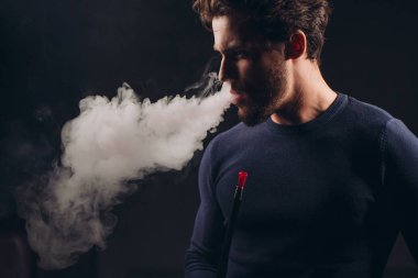 Nargile sigara tocalm aşağı çalışan sinirli sinirli adam