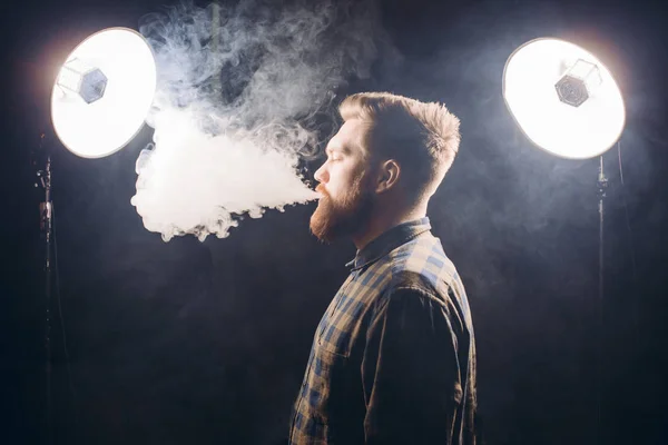 Incrível homem ruivo fumando dispositivo vipe mecânico — Fotografia de Stock