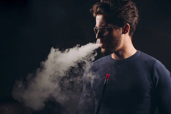 令人敬畏的男人吸烟调味的烟草 — 图库照片