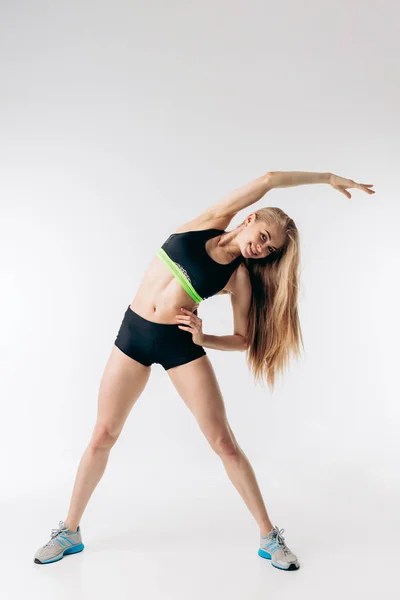 Jeune femme positive faisant flexion latérale — Photo