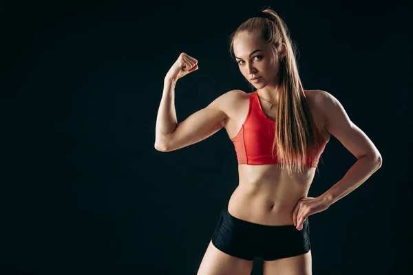 Wunderschöne Athletin mit perfektem Körper trainiert im Fitnessstudio — Stockfoto