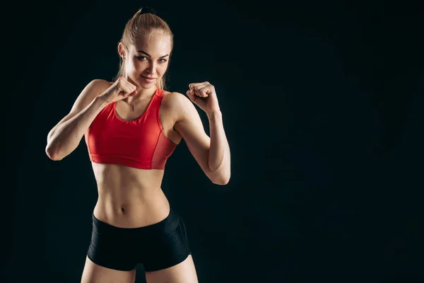 Impresionante chica en forma deportiva está listo para luchar . — Foto de Stock