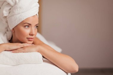 bir kenara dinlenme odasında yalan süre seyir iyi görünümlü dalgın kız