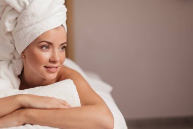 güzel kız erkek arkadaşıyla ilgili geri kalan döneminde düşünme