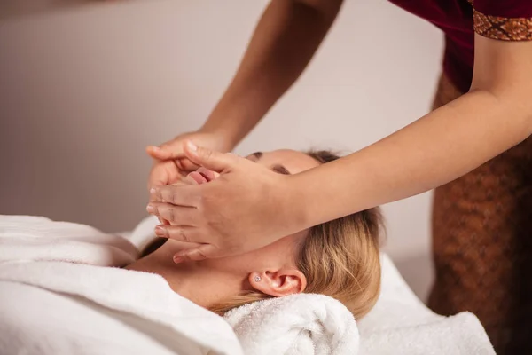Cliente femminile che riceve massaggio alla testa — Foto Stock