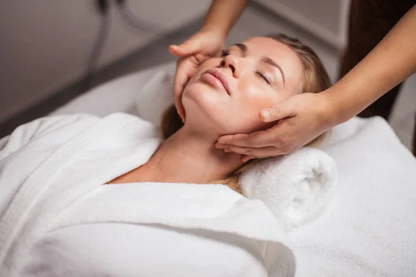 Girl takes care of her face — Stock Photo, Image