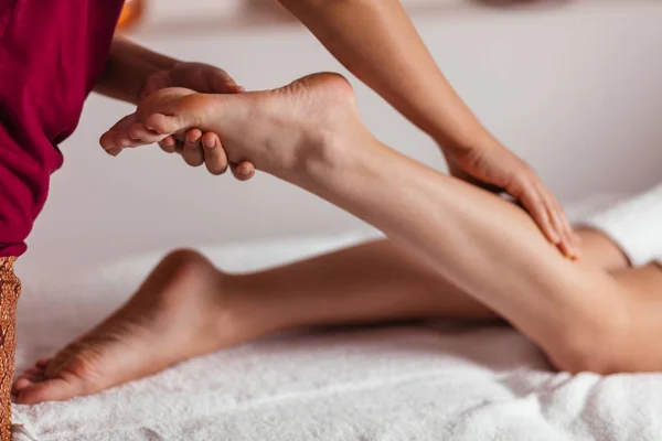 Massagem nos pés tailandeses. close up foto vista lateral . — Fotografia de Stock