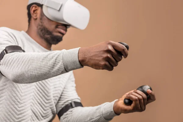 Hombre negro con gafas vr 3d, jugando videojuego, sosteniendo el joystick en las manos —  Fotos de Stock