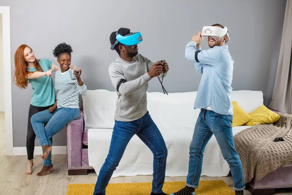 Estudiantes internacionales disfrutando juntos con gafas de realidad virtual — Foto de Stock