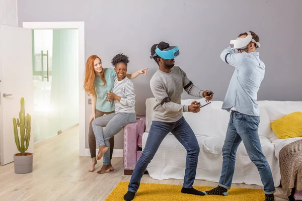 Estudiantes internacionales disfrutando juntos con gafas de realidad virtual en casa —  Fotos de Stock