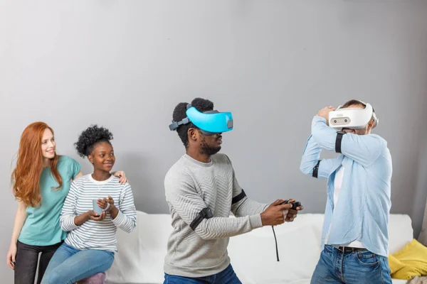 Internationale studenten genieten van samen met virtual reality bril — Stockfoto