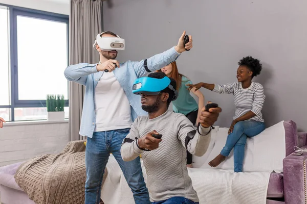 Étudiants internationaux appréciant avec des lunettes de réalité virtuelle — Photo