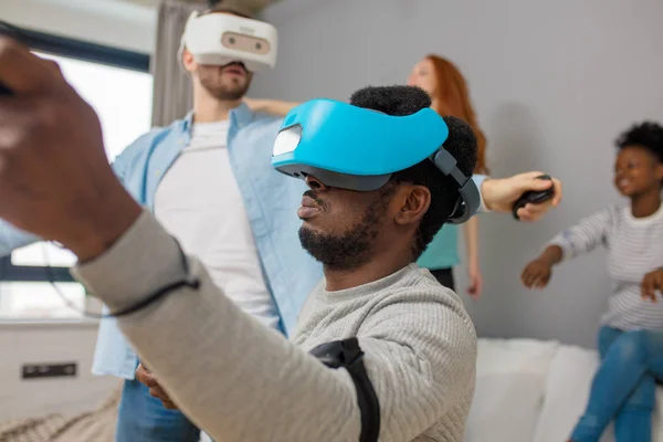 Estudiantes internacionales disfrutando juntos con gafas de realidad virtual —  Fotos de Stock