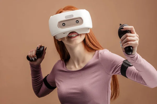 Щаслива молода руда жінка використовує гарнітуру віртуальної реальності — стокове фото