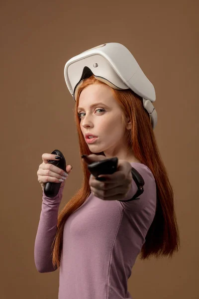 O femeie tânără cu părul roșu fericită, folosind un set de căști de realitate virtuală — Fotografie, imagine de stoc