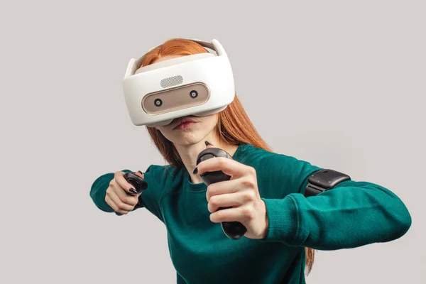 Αυτοπεποίθηση κοκκινομάλλης γυναίκα που φοράει σετ κεφαλής εικονικής πραγματικότητας, με στόχο από την πλώρη — Φωτογραφία Αρχείου