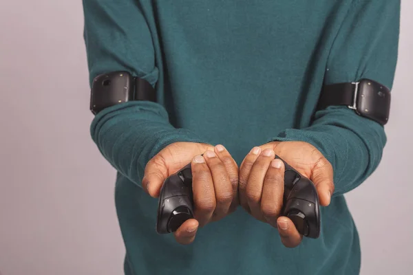 Mãos segurando gamepads de headset realidade virtual. dispositivo de tecnologia VR . — Fotografia de Stock