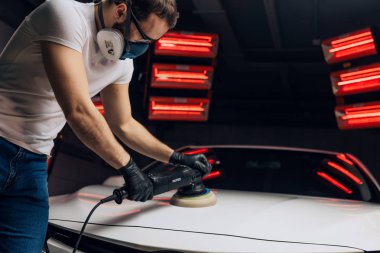 genç adam parlak bir göz ile bir arabaya sahip olmak istiyor