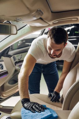 fotoğrafı kapatın. genç çekici adam sürücüleri koltuk silme