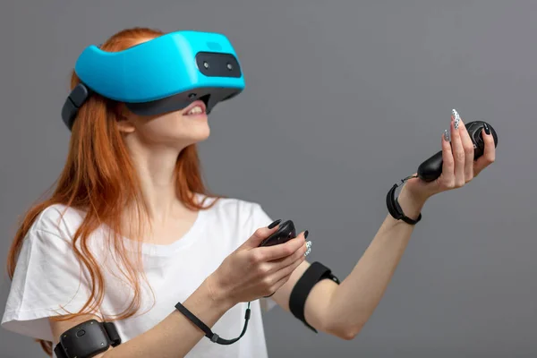 Chica pelirroja usando gafas VR aisladas sobre blanco. Experiencia de realidad virtual — Foto de Stock