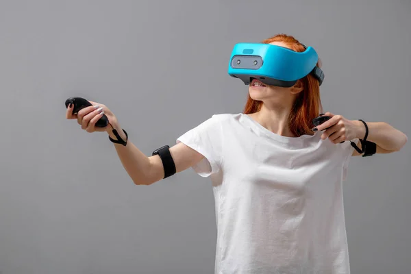 Zrzka dívka pomocí Vr brýle izolované přes bílý. Virtuální reality zkušenosti — Stock fotografie
