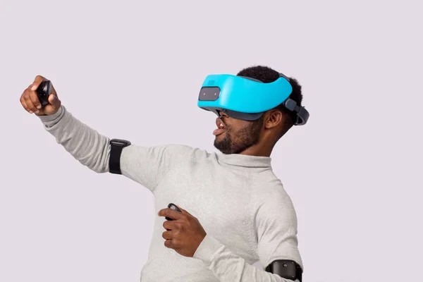 Joven africano con gafas de realidad virtual aisladas sobre fondo blanco —  Fotos de Stock