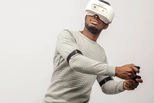 Joven africano con gafas de realidad virtual aisladas sobre fondo blanco — Foto de Stock