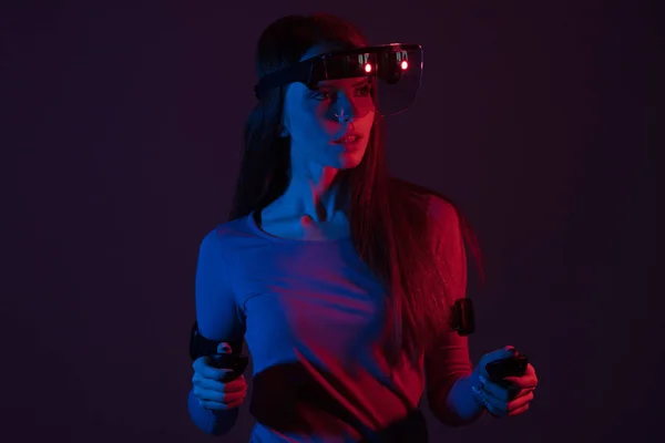 Donna che guarda con VR con luce rossa e blu — Foto Stock