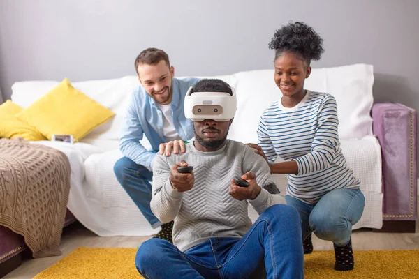 Grupo multiracial de amigos que se divierten probándose gafas de realidad virtual 3D . —  Fotos de Stock